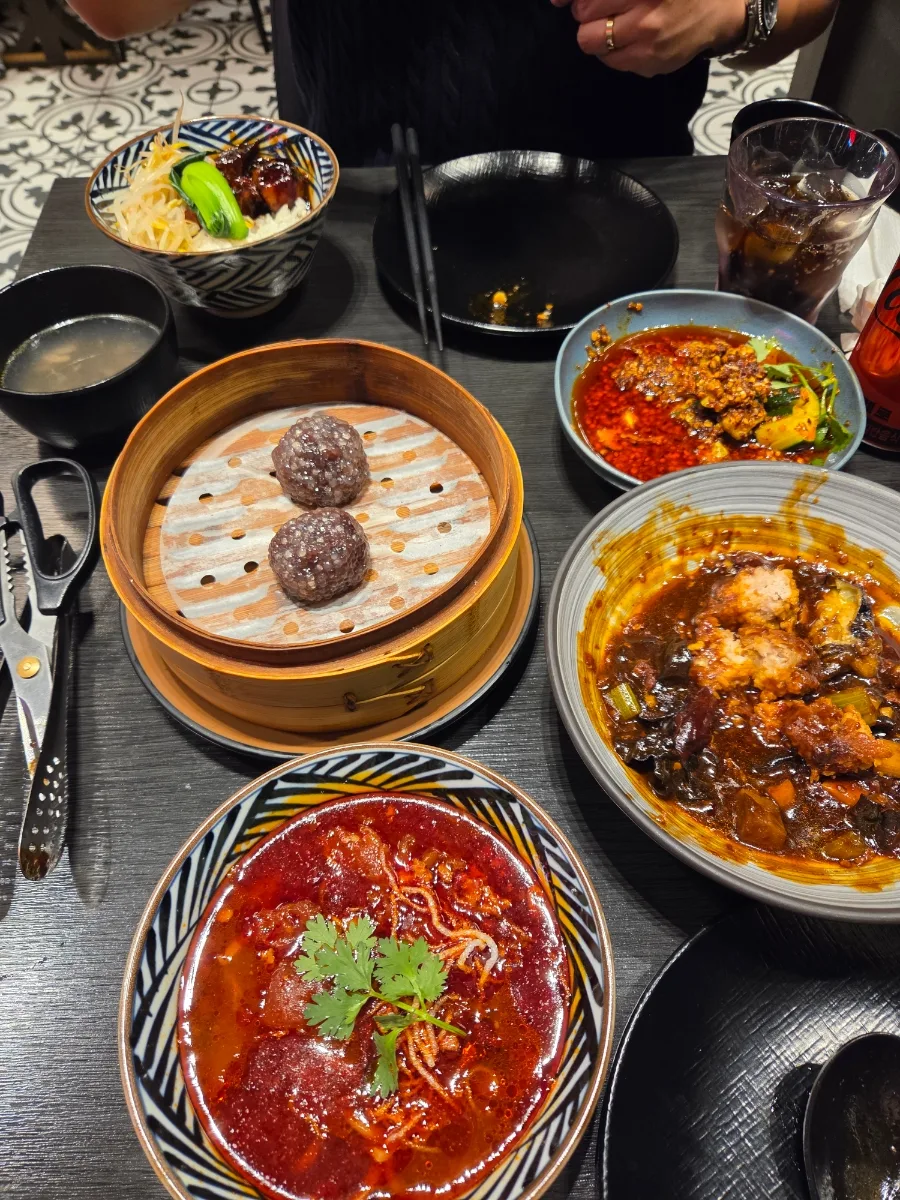 甜蜜蜜 江南店 — 点心や麺料理が並ぶ食卓