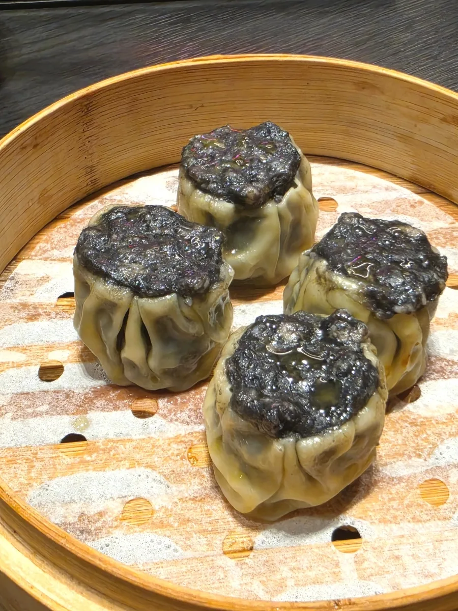 甜蜜蜜 江南店 — 黒いトッピングのシュウマイ