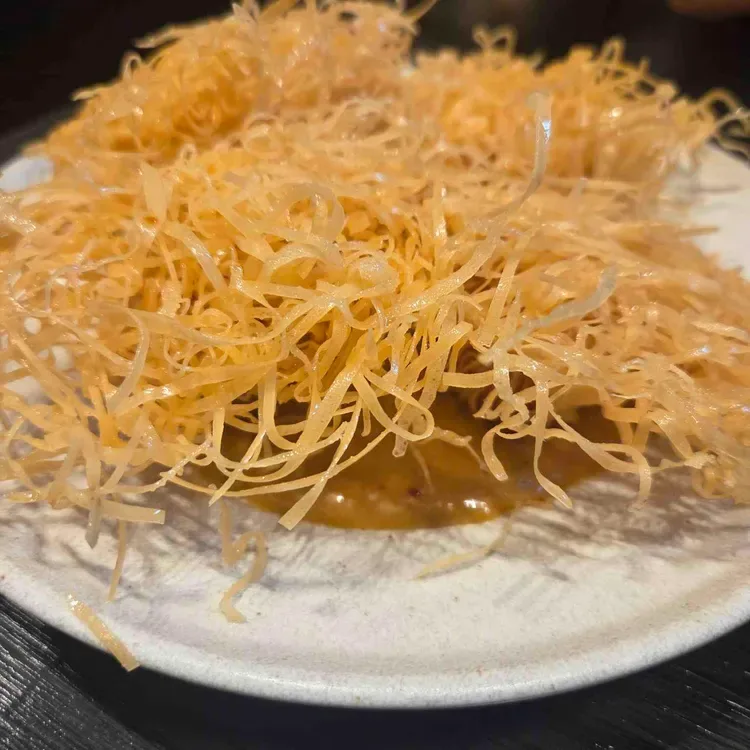 揚げ麺をかぶせたマーラクリームエビ点心