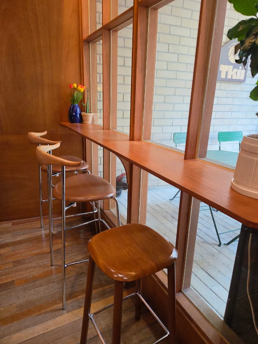 TKii 島山店 — 窓に面した木のカウンター席
