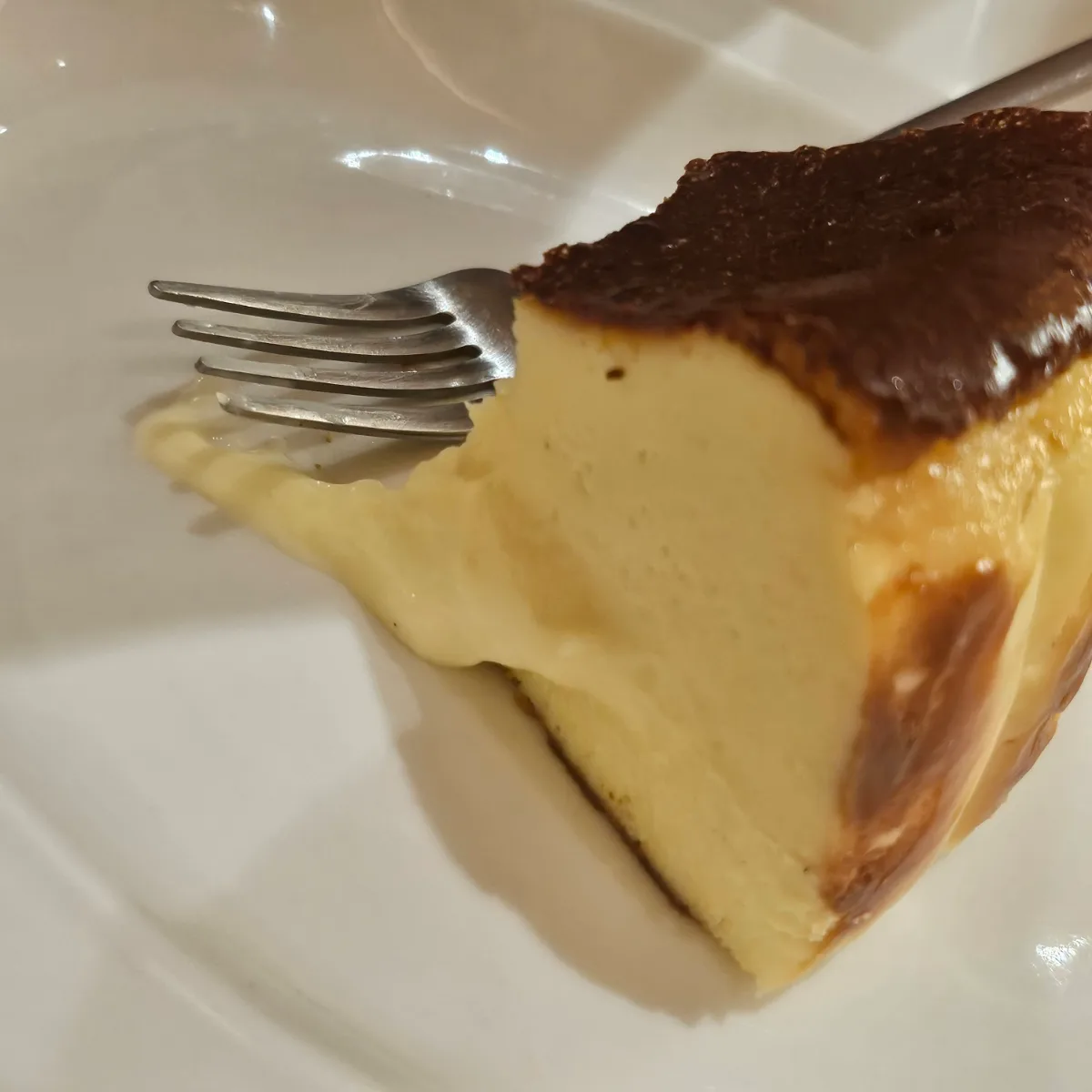 フォークを添えたチーズケーキ