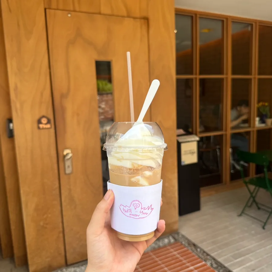 ソフトクリームをのせたラテ