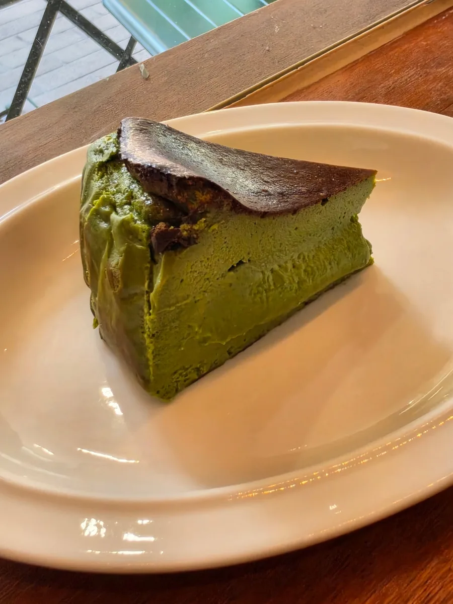 TKii 島山店 — 深緑色のチーズケーキ