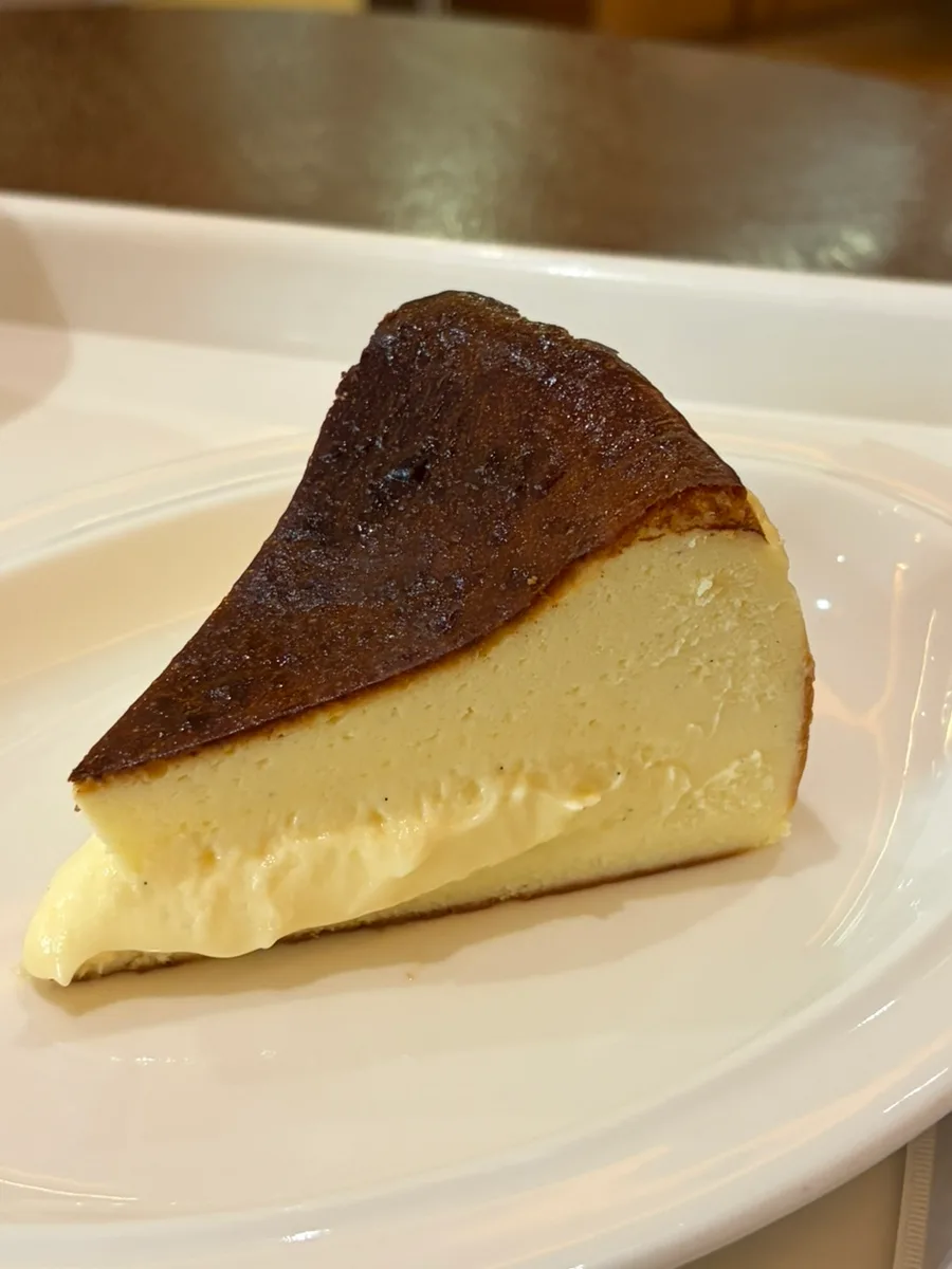 TKii 島山店 — 焼き色のついたチーズケーキ