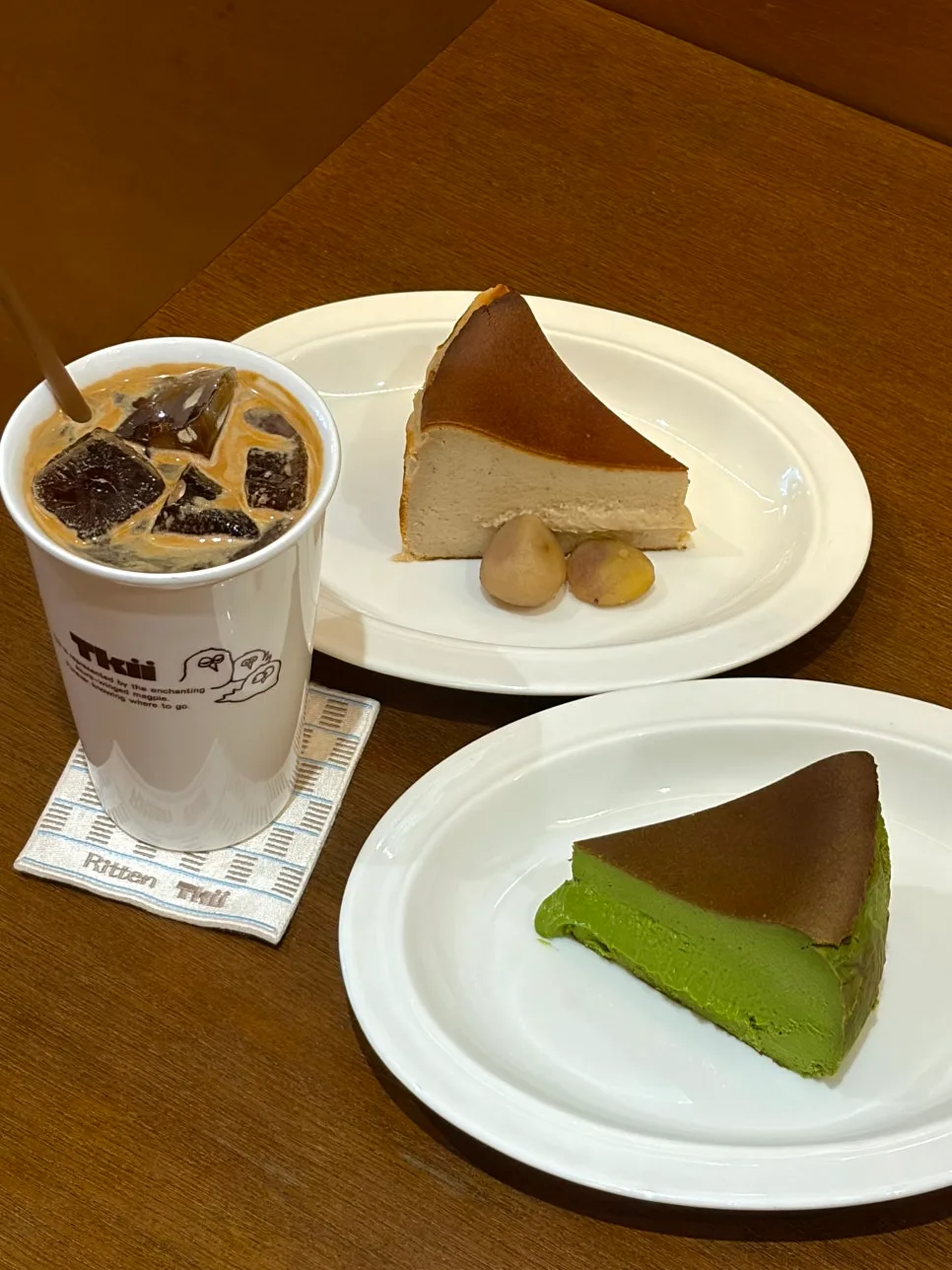 抹茶と栗のチーズケーキにコーヒー