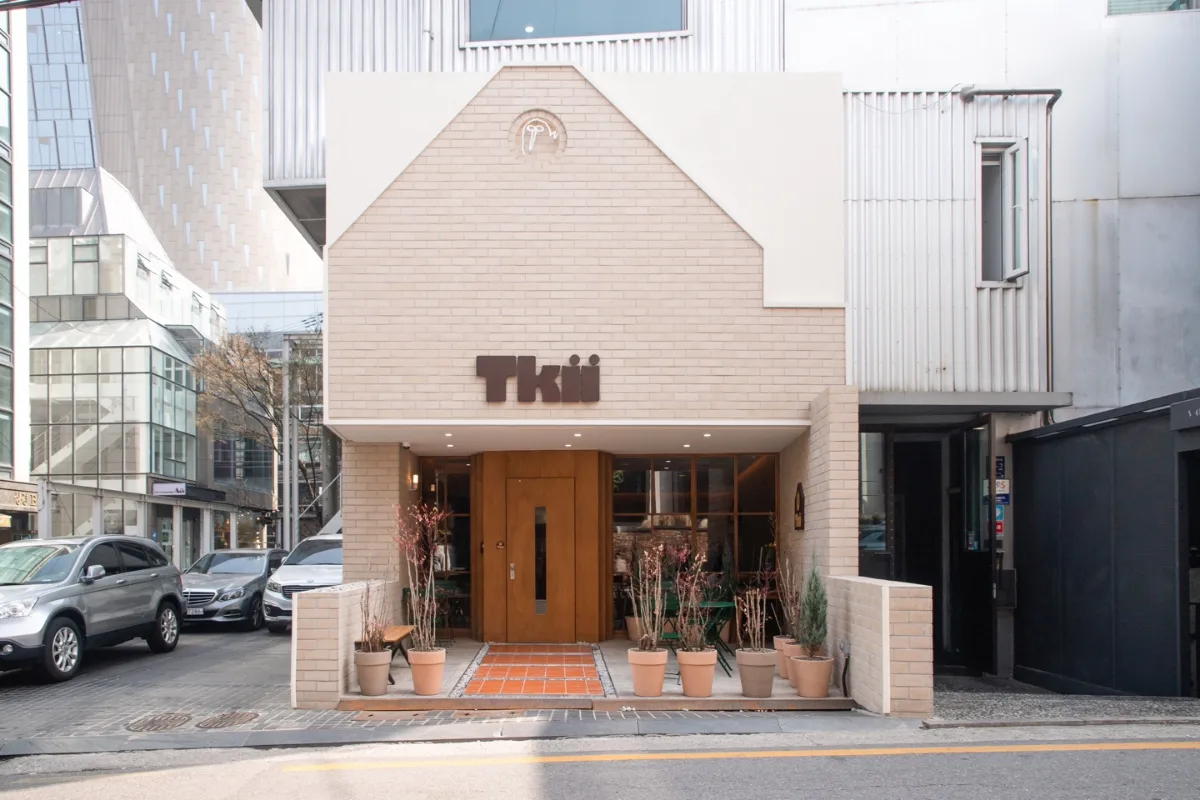 TKii 島山店 — TKiiの看板がある店先