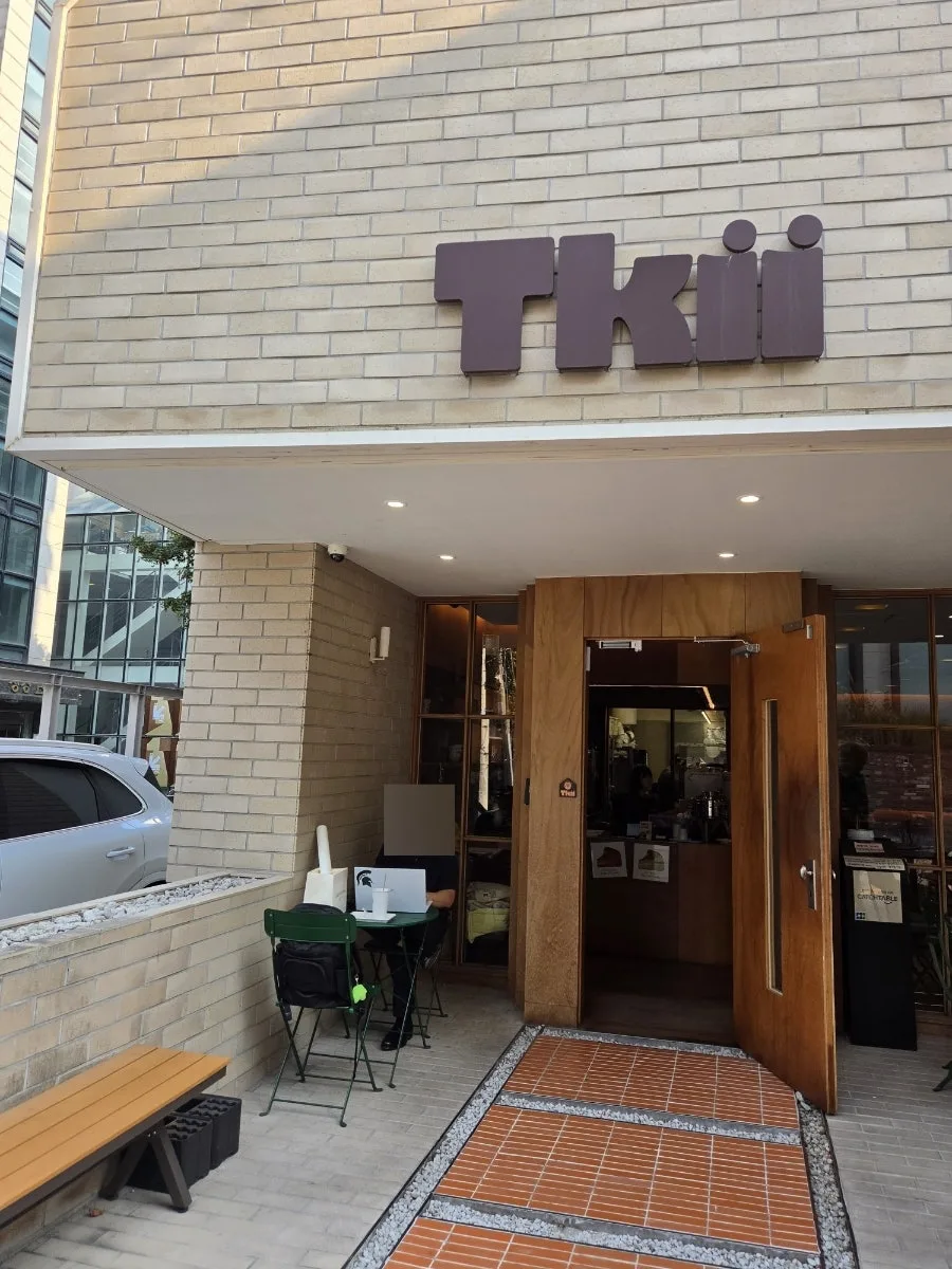 TKiiのロゴが入った木の扉の入口