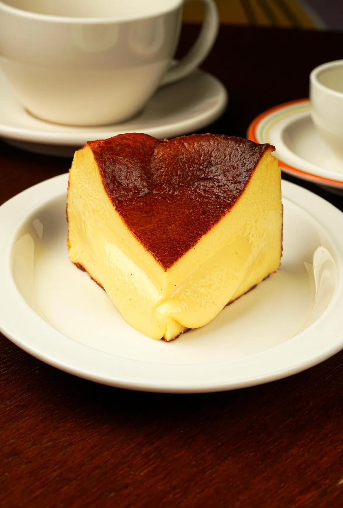 TKii 島山店 — コーヒーカップとオリジナルチーズケーキ