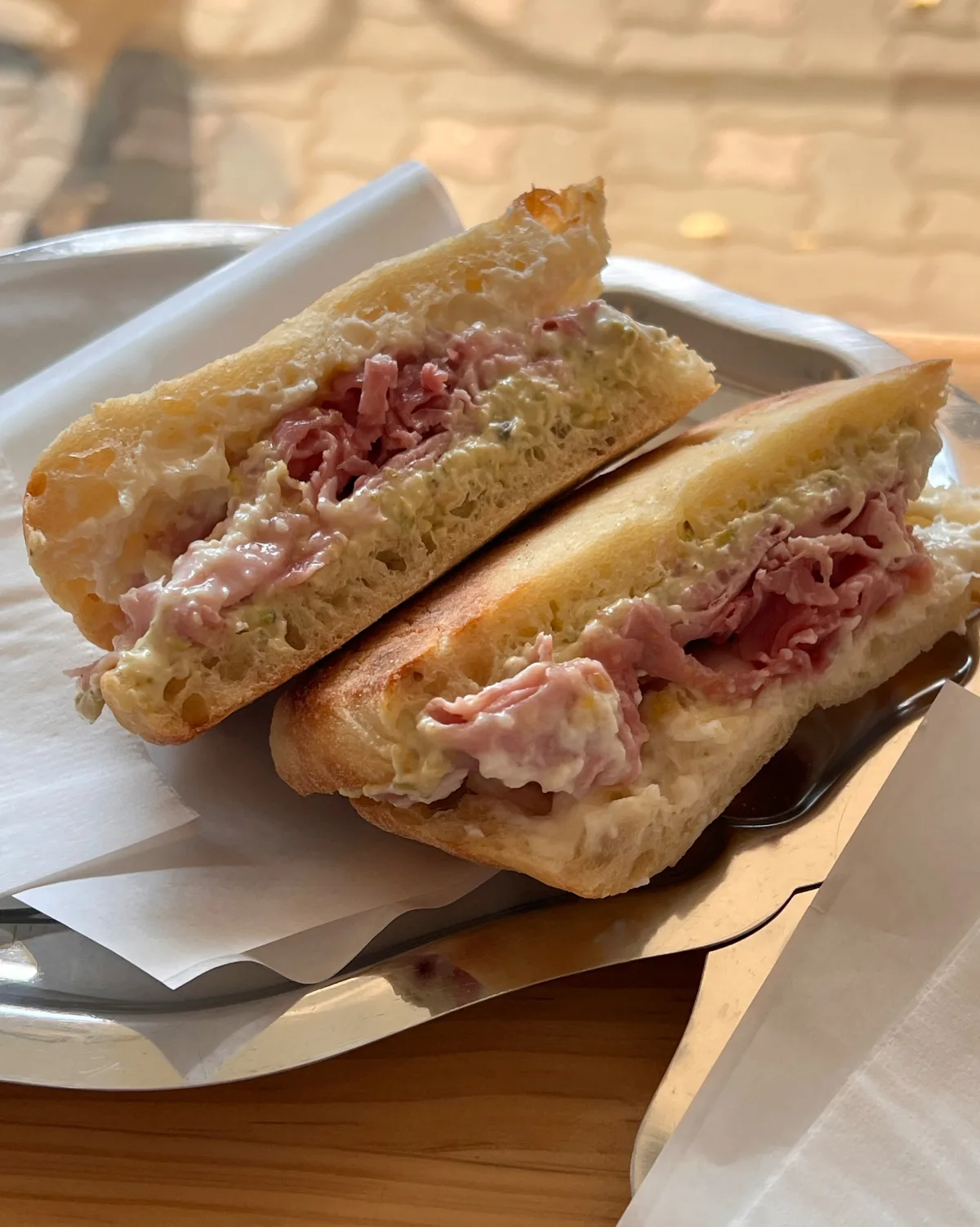 Toasted Club — ジャンボンを挟んだサンドイッチの断面