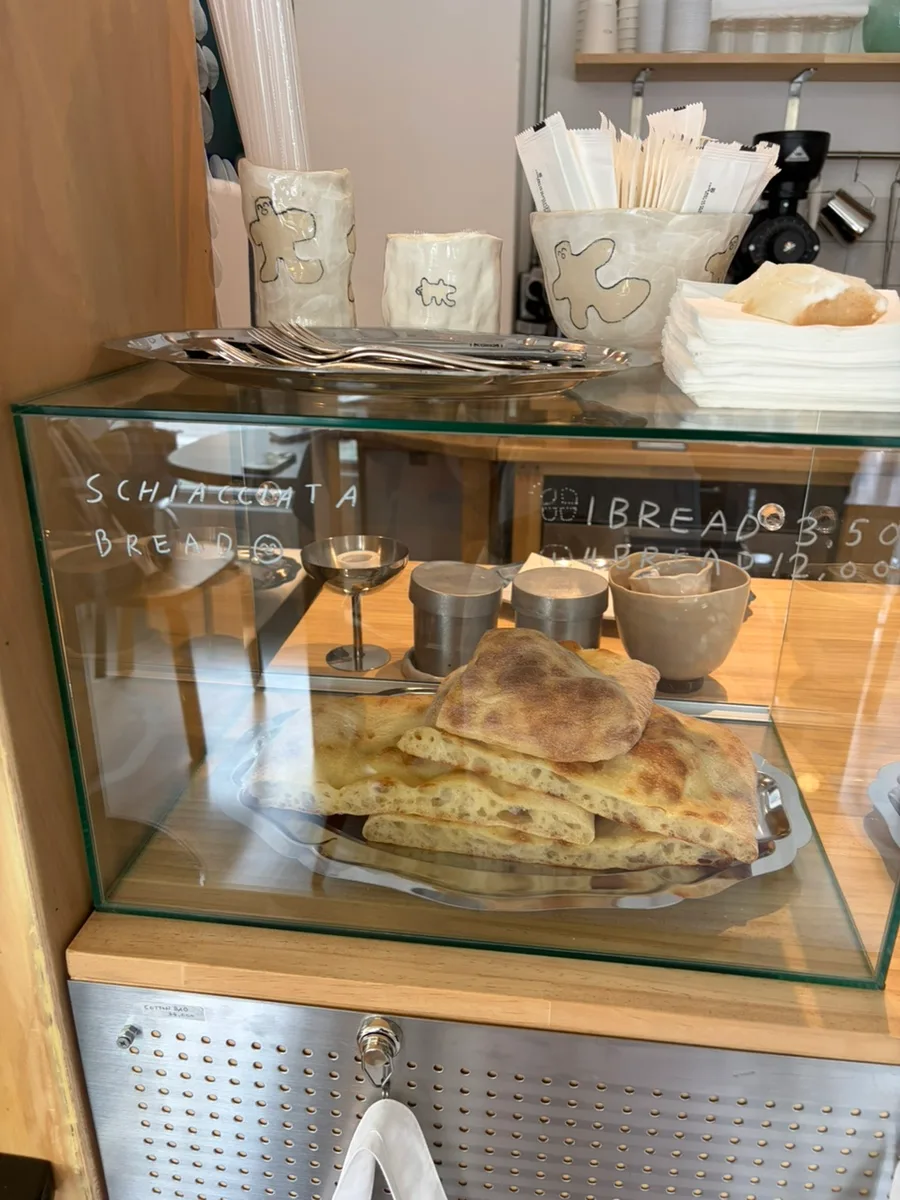 ガラスケースに並ぶスキアッチャータ