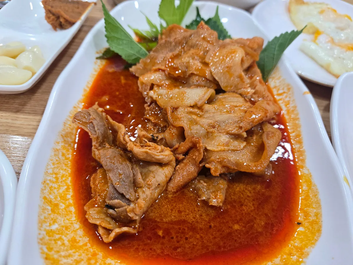 トバン — 赤いたれをまとった豚肉と葉野菜
