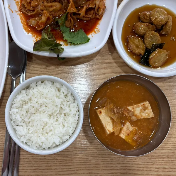 白いご飯と豆腐入りの汁物
