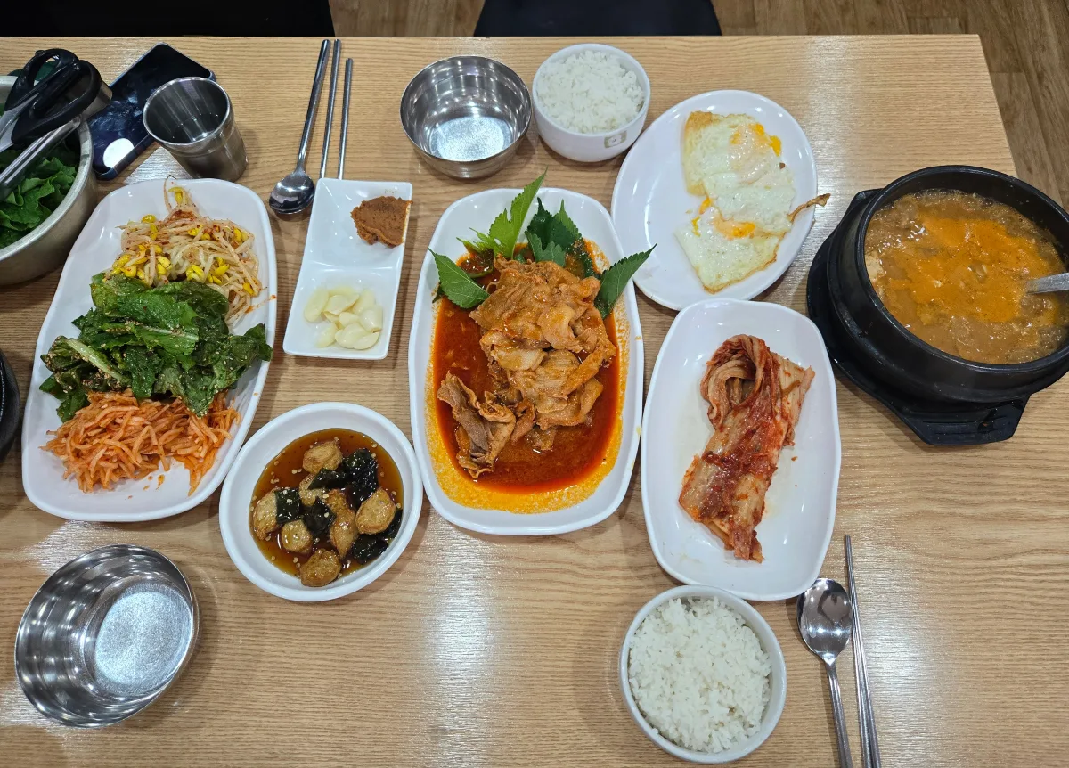 トバン — 肉やチゲ、おかずが並ぶ食卓