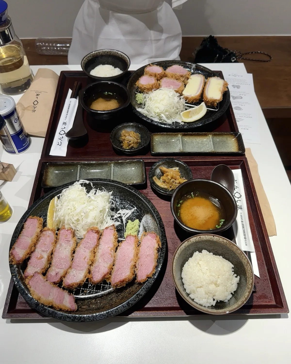 とんしま — カツ定食が並ぶ食卓