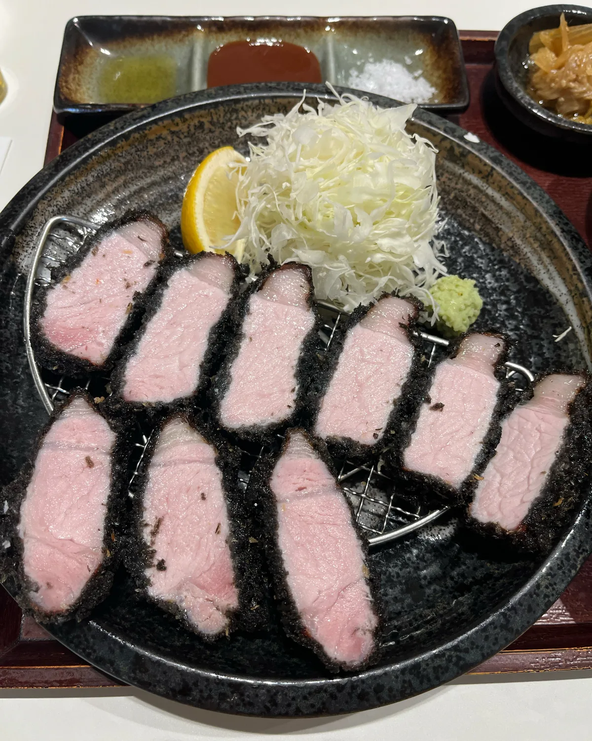 とんしま — 黒い衣の黒豚カツと千切りキャベツ