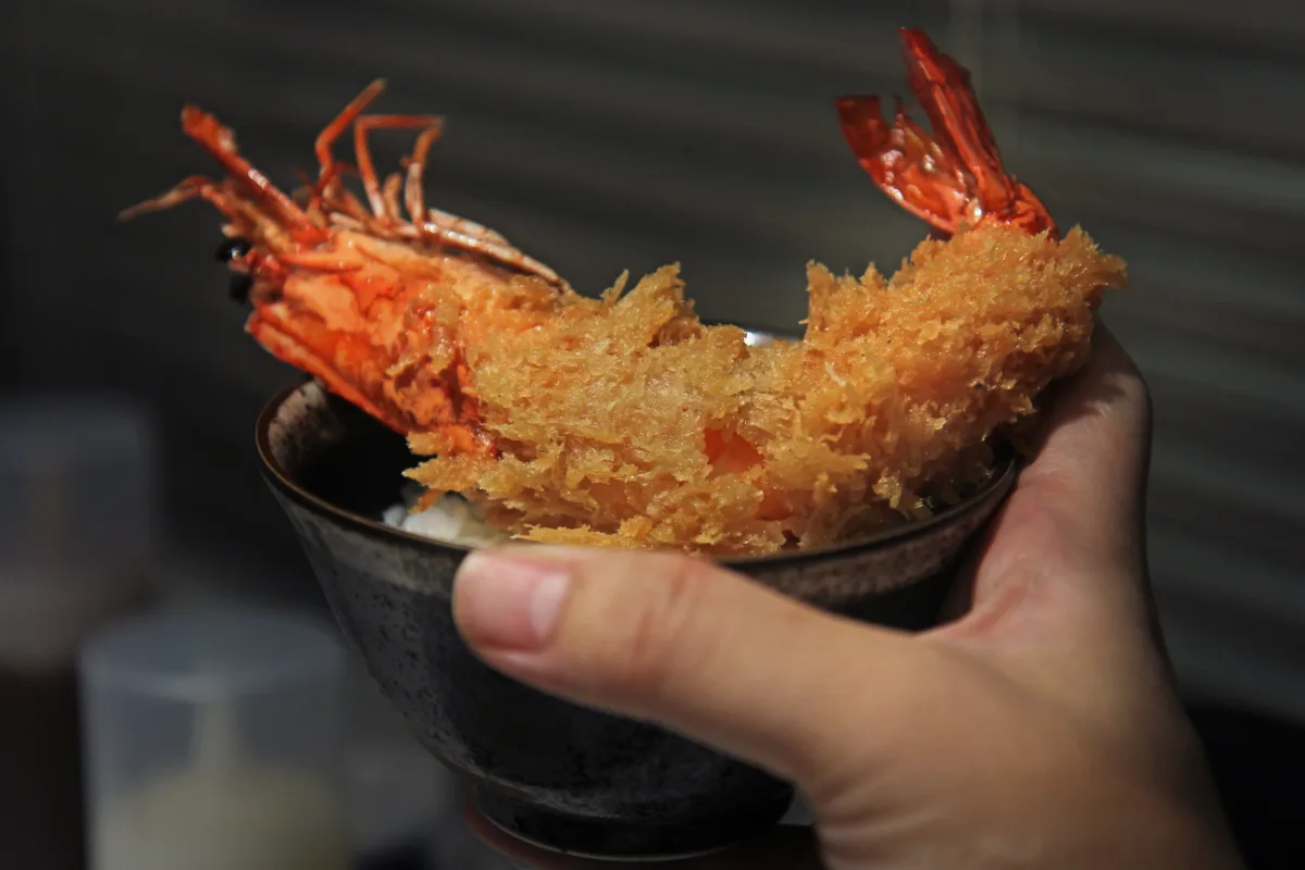 尾まで見える大きな海老カツ