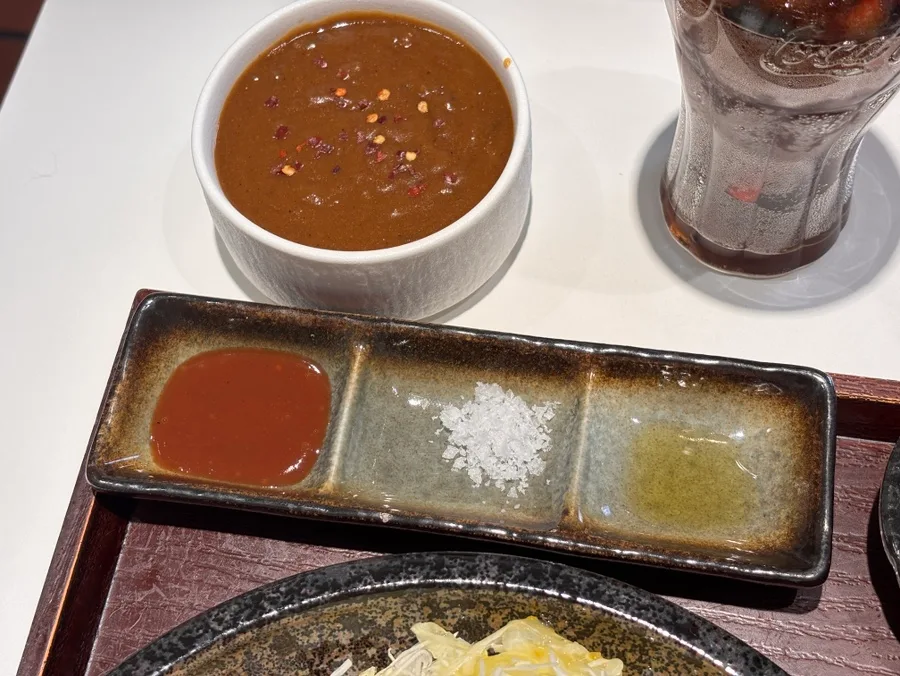 ソース・塩・オイルの小皿とカレー