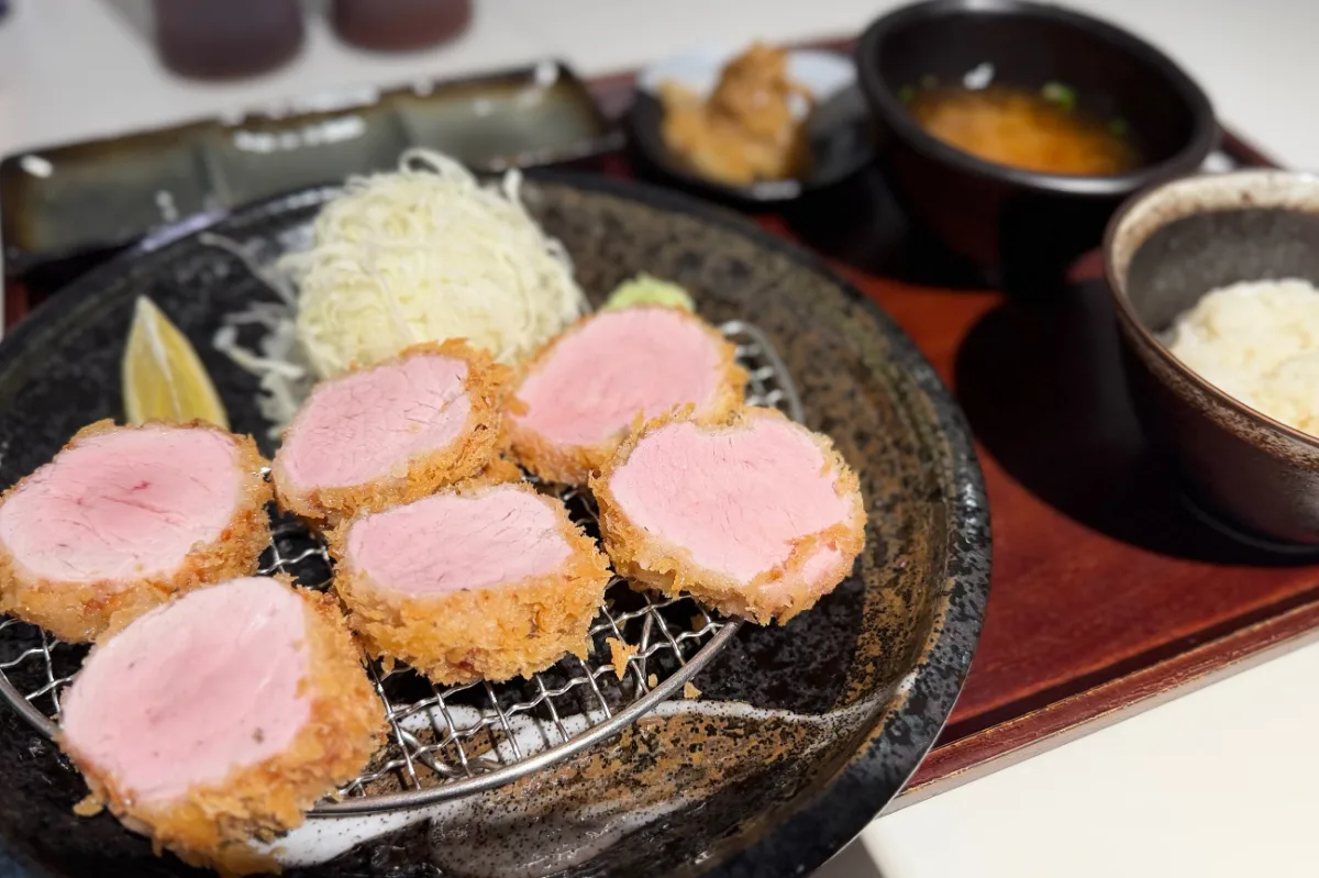 断面がピンク色のヒレカツ定食