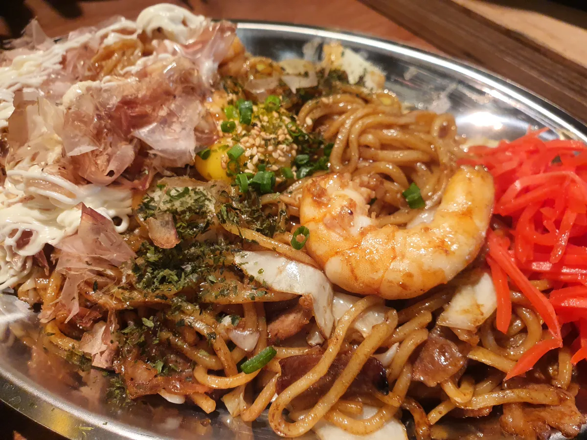 とりかみ — えびと卵黄をのせた焼きそば