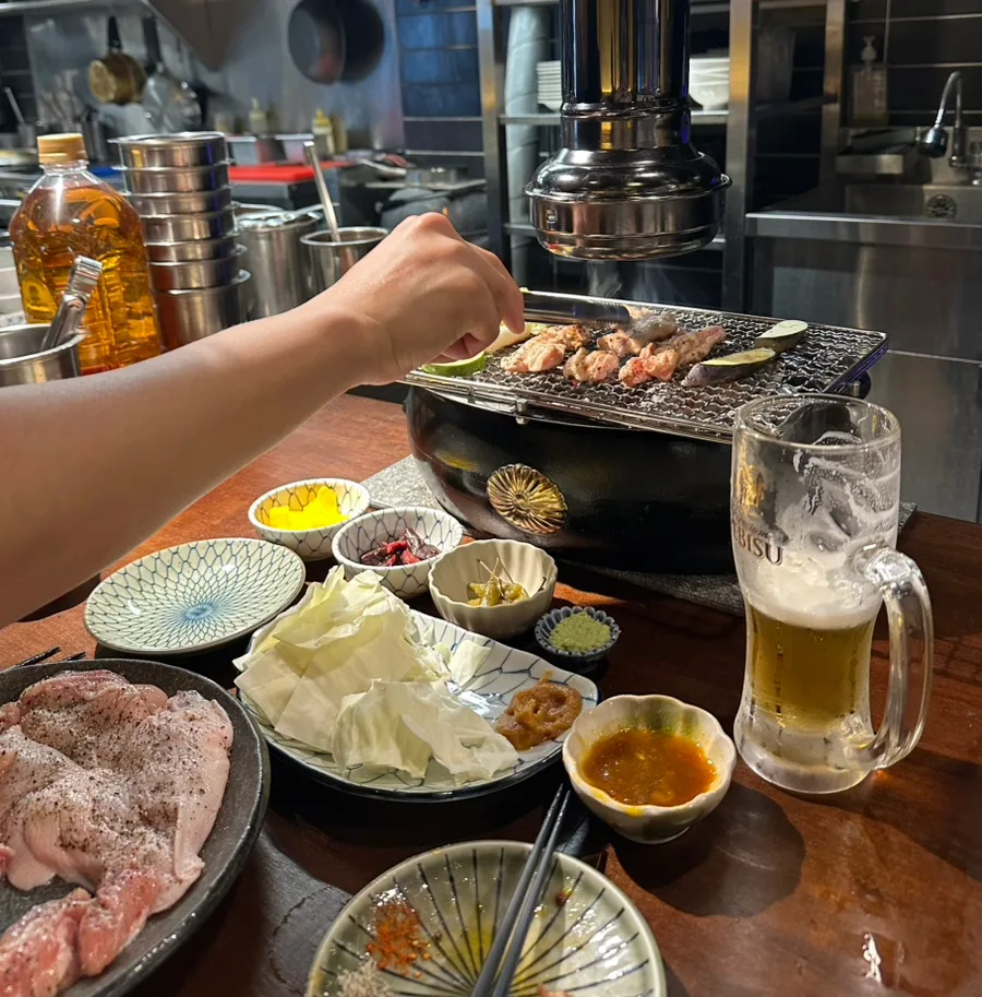 とりかみ — 卓上で焼く鶏肉と小皿料理