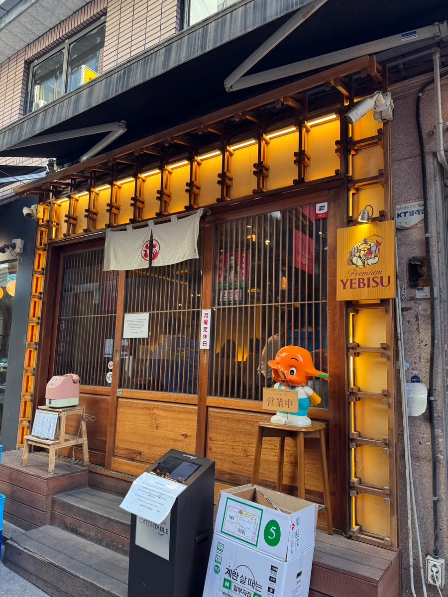 とりかみ — 木格子と暖簾のある店先