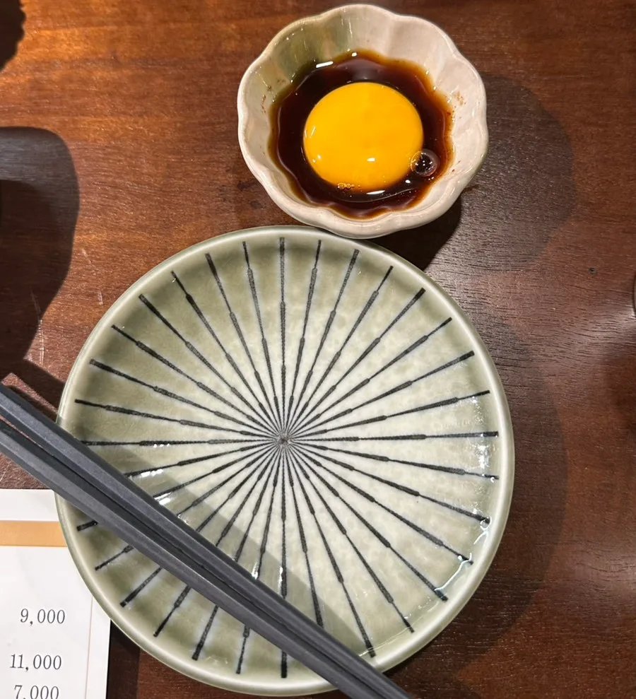 とりかみ — 卵黄を落としたタレと取り皿