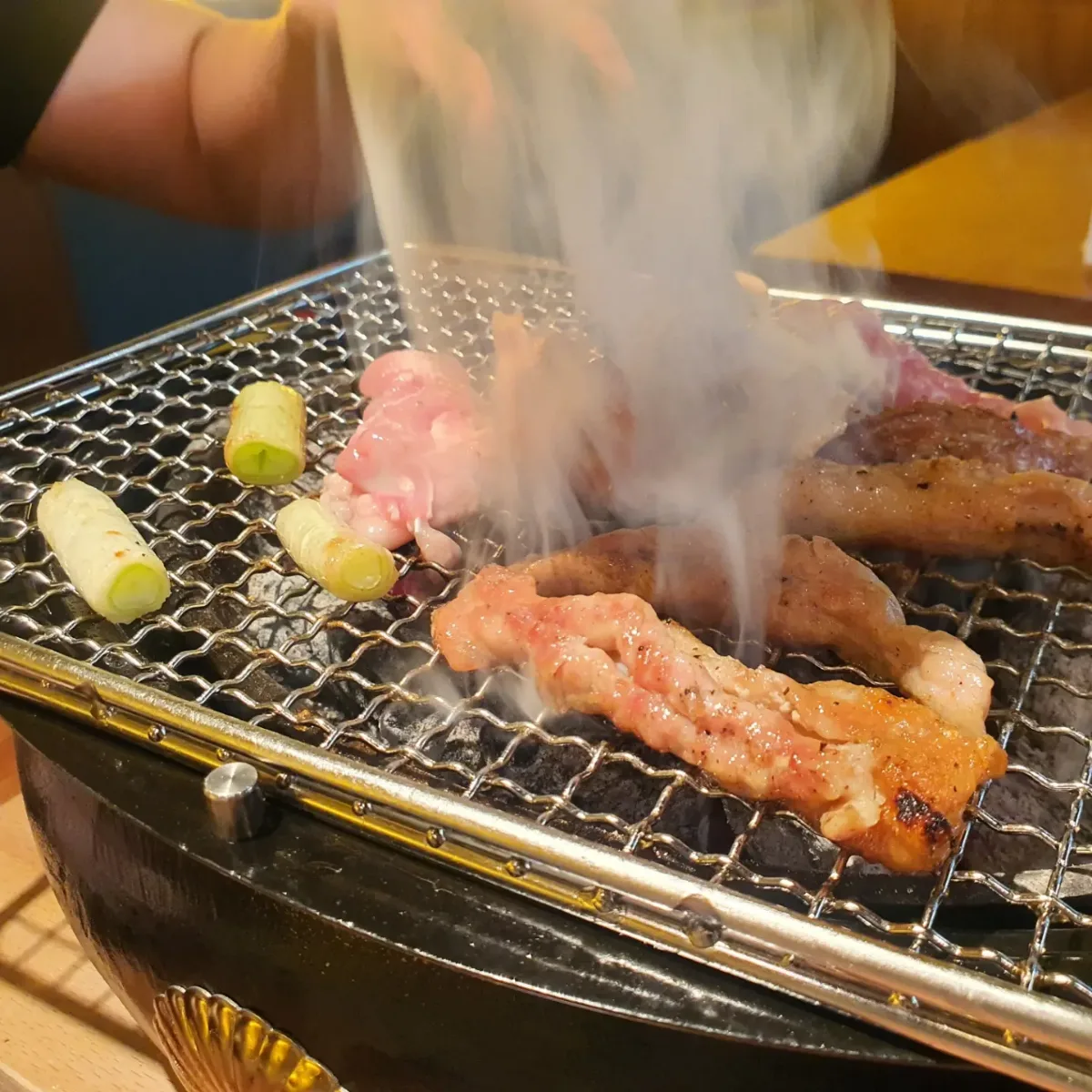 網で焼く鶏肉とねぎ