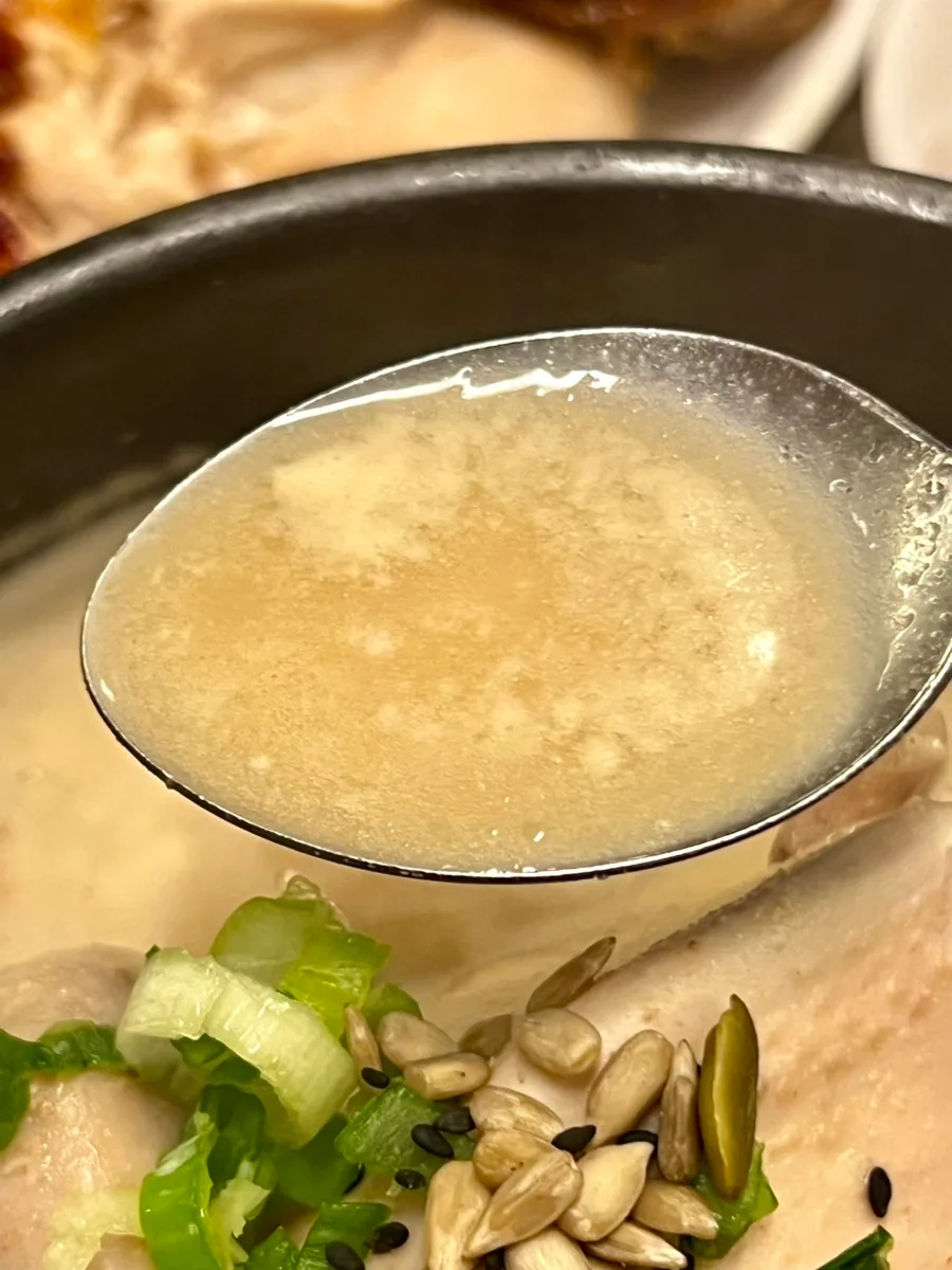 スプーンですくった白いスープ