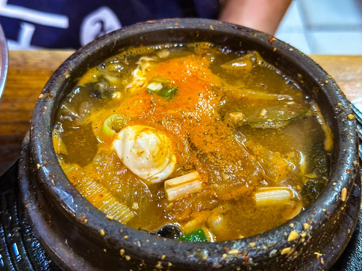 トゥッペギチッ — 豆腐とねぎが見えるテンジャンチゲ