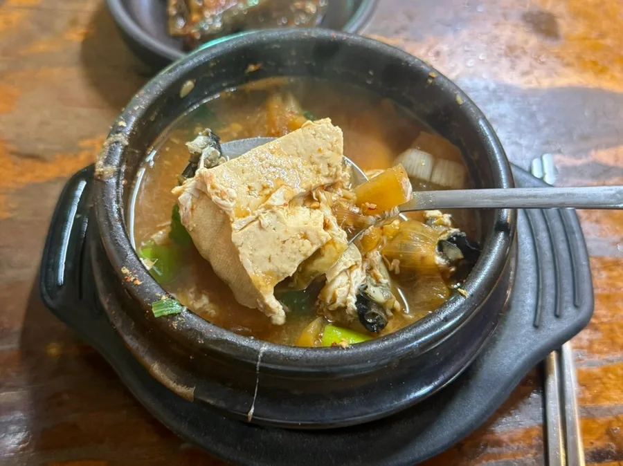 豆腐とタニシ入りの味噌チゲ