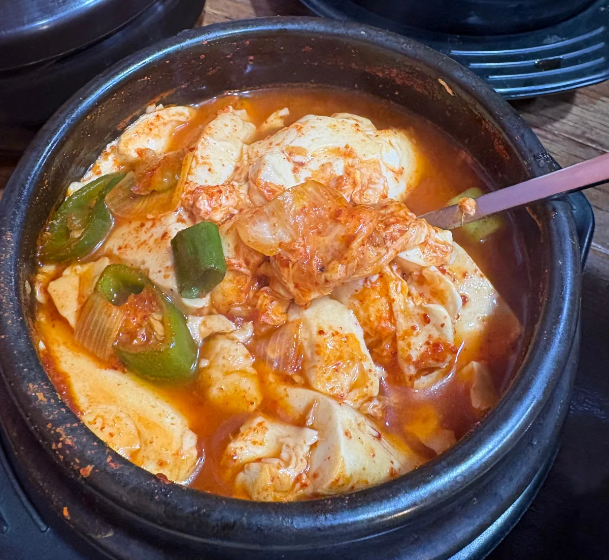 赤い汁におぼろ豆腐が入ったチゲ