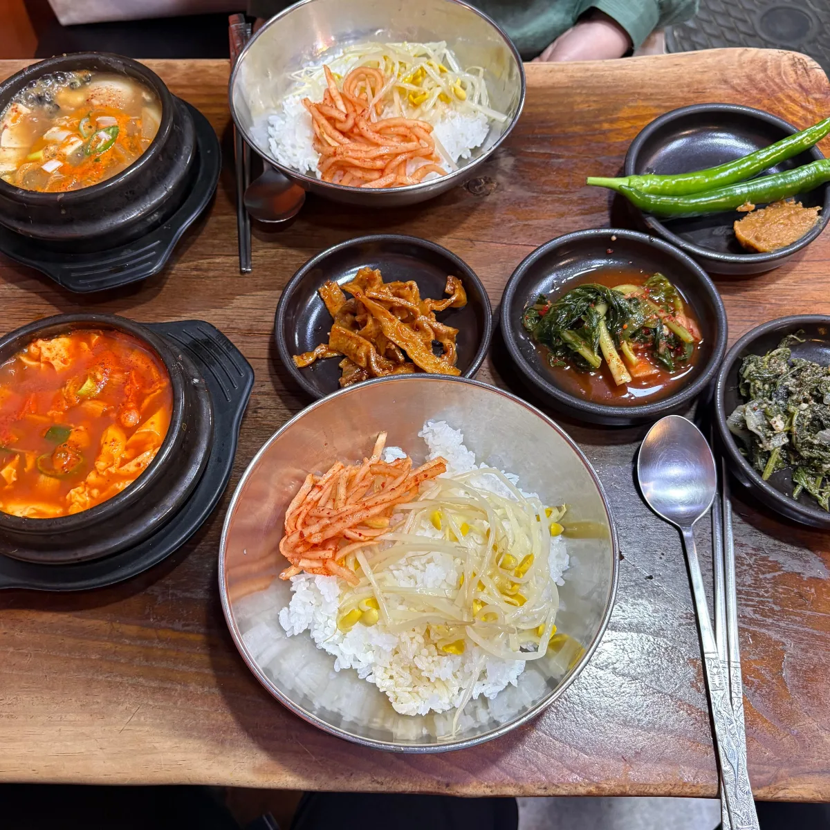 トゥッペギチッ — チゲと大きなご飯の器が並ぶ食卓
