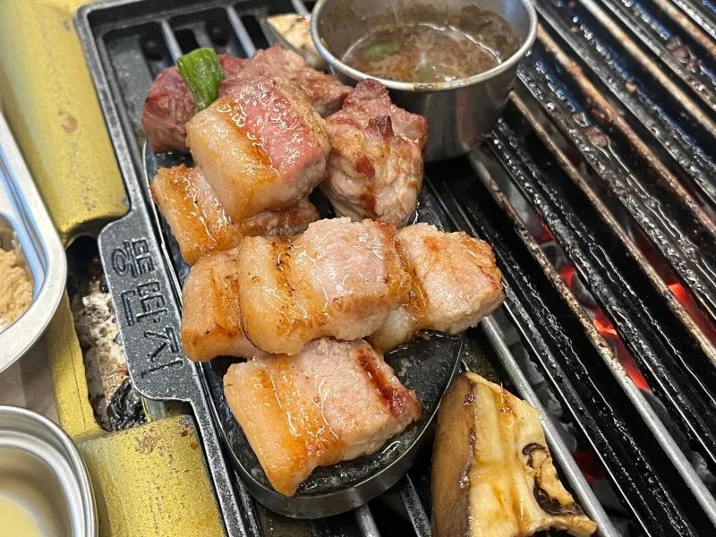 トゥンタンジ 涯月黒豚 本店 — 鉄板で焼いた厚切りの豚肉