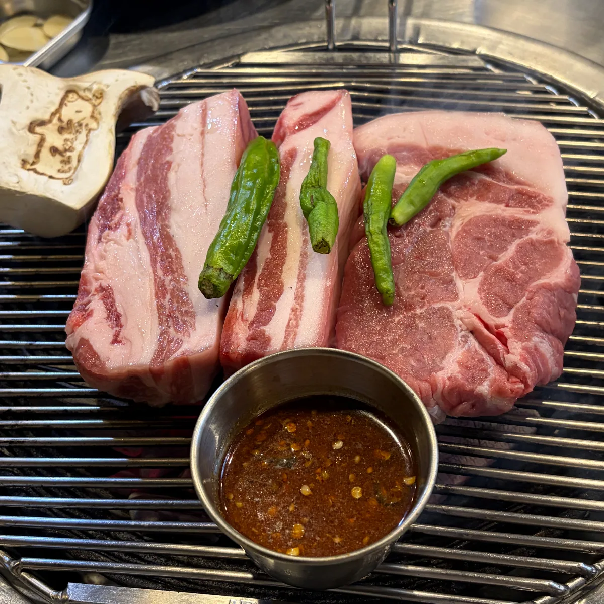 厚切りのバラ肉と肩ロース