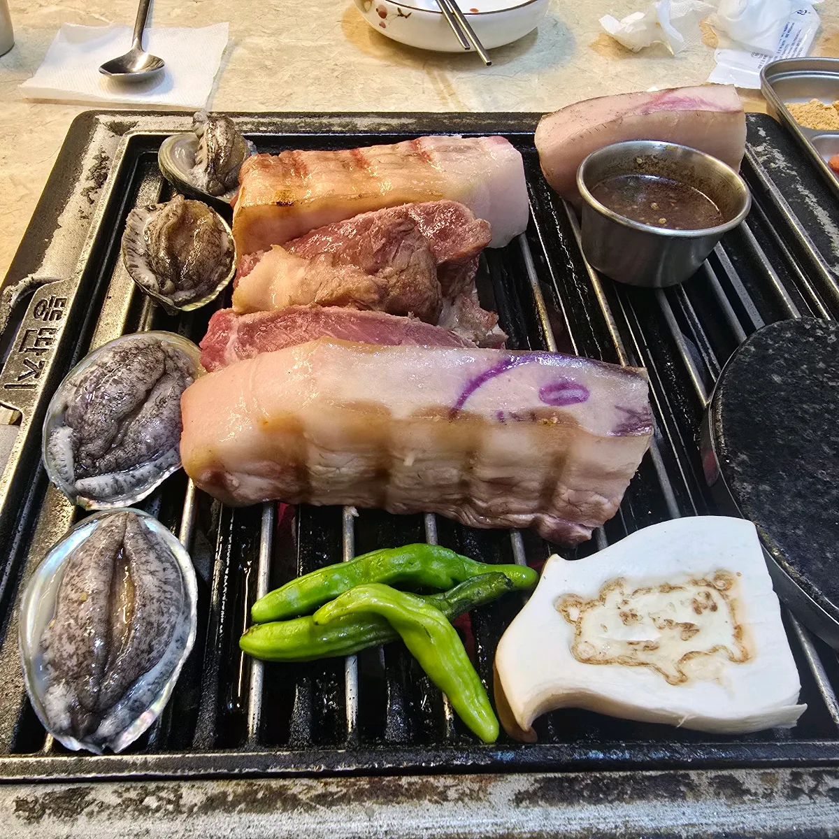 トゥンタンジ 涯月黒豚 本店 — 厚切り豚肉とアワビの網焼き