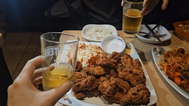 トゥルドゥルチキン 明洞本店 — チキンとビールが並ぶ食卓