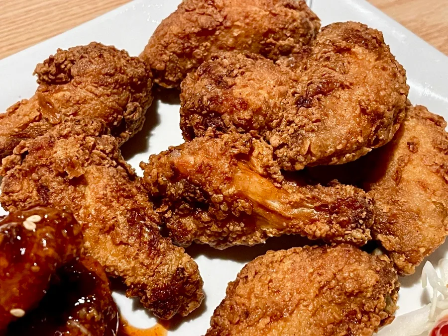 こんがり揚がった骨付きチキン