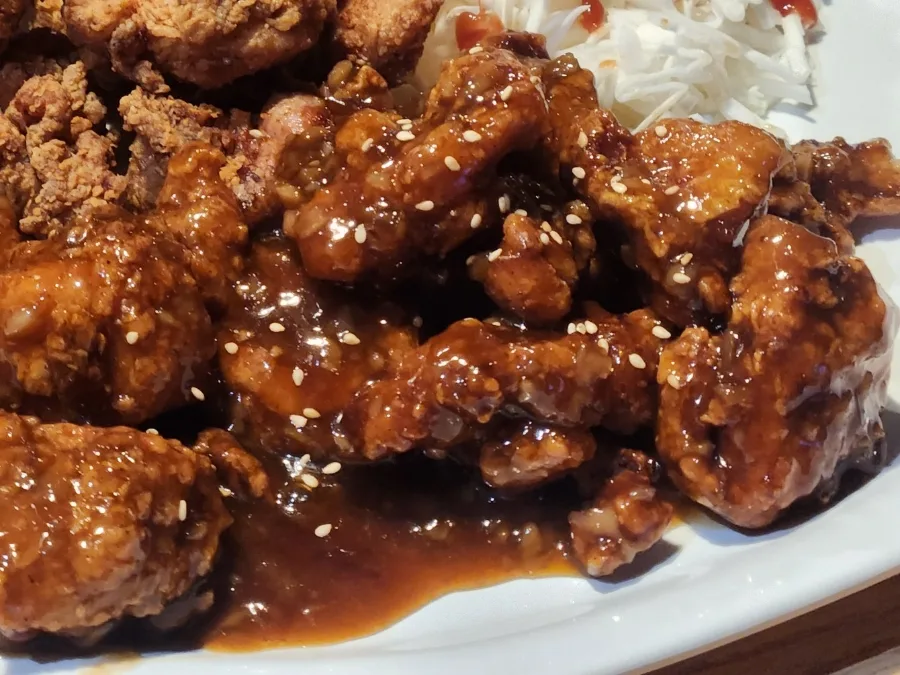 ソースのチキンと千切りキャベツ