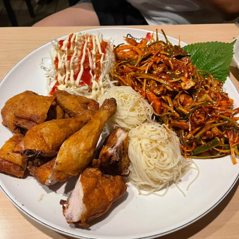 チキンとつぶ貝の和え物、そうめんの大皿
