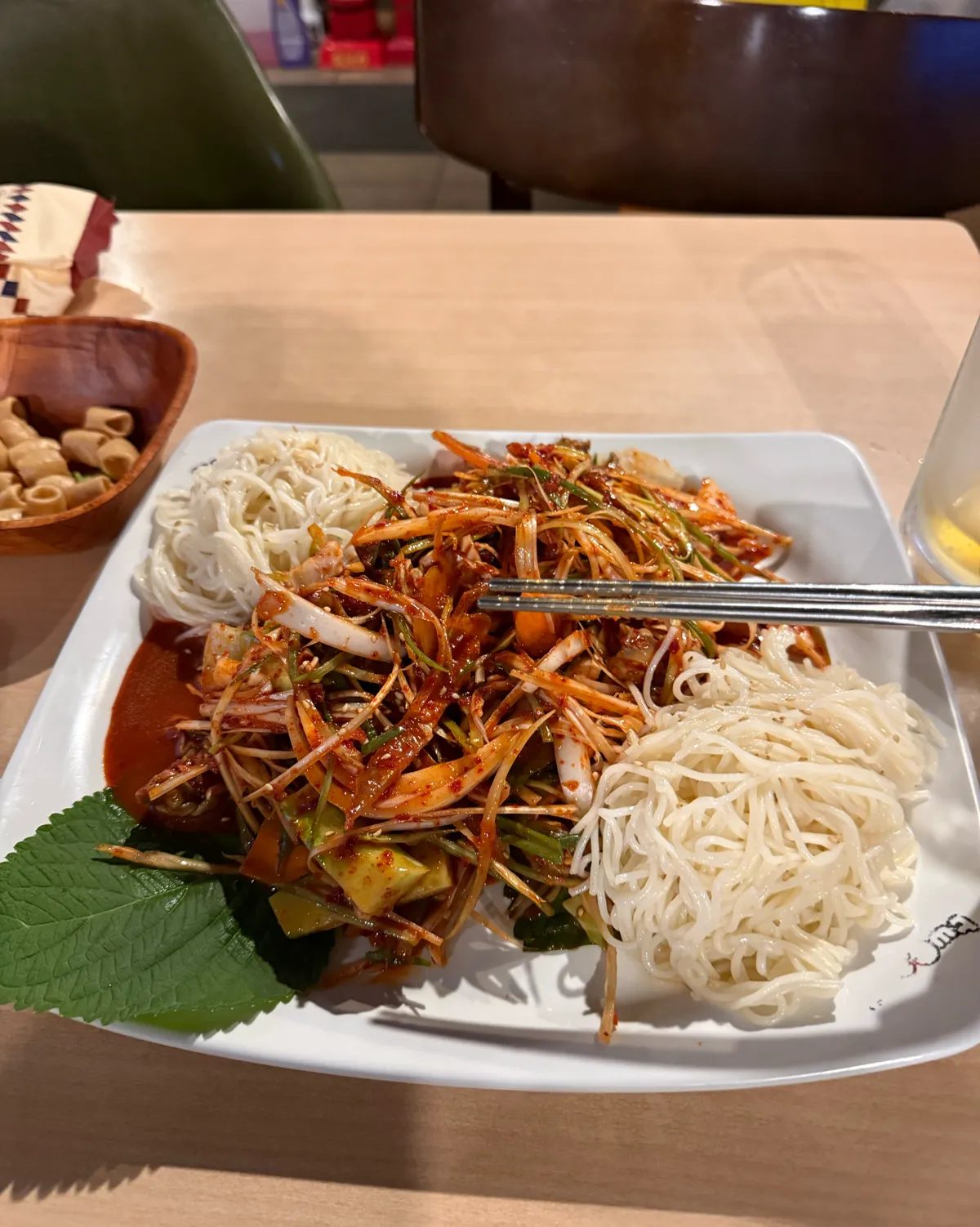 そうめんを添えたつぶ貝の和え物