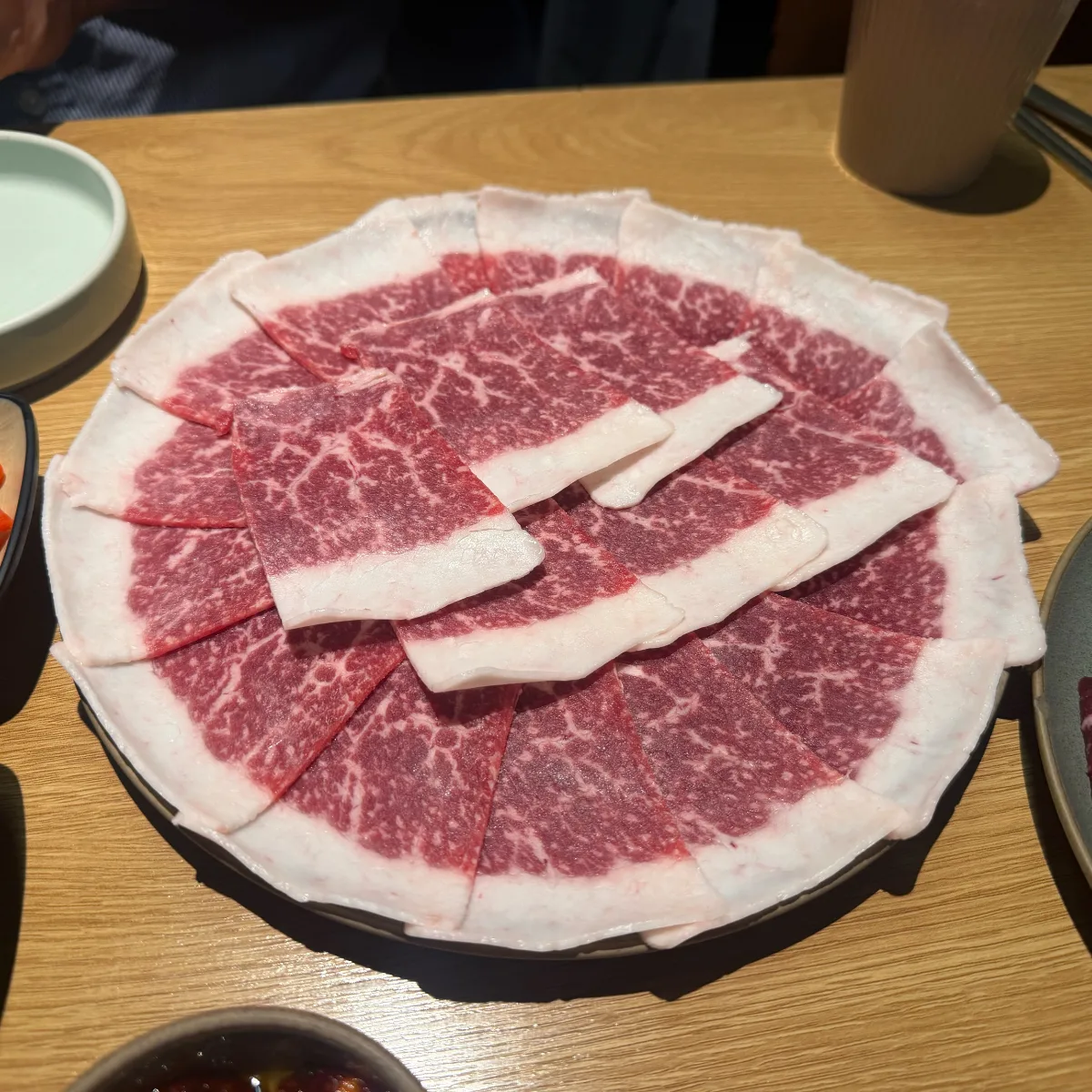 ウイル・ムンティギ — 白い脂が縁取る薄切り牛刺し