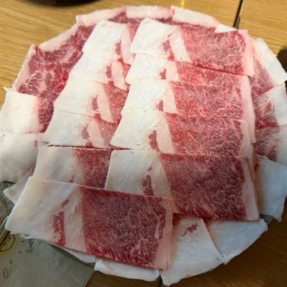 白い脂と赤身が重なる牛刺し