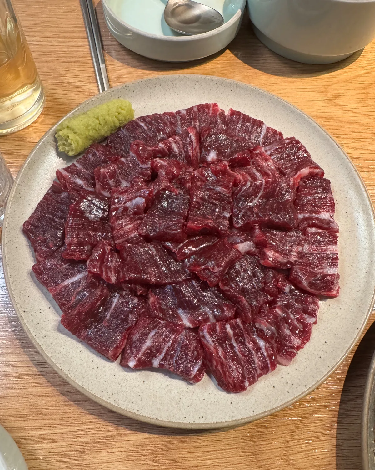 わさびを添えた赤身の牛刺し