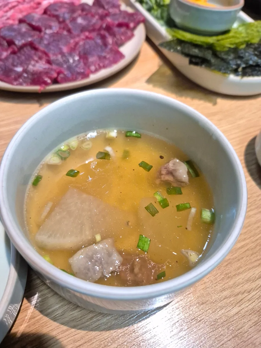 牛肉と大根、ねぎ入りのスープ