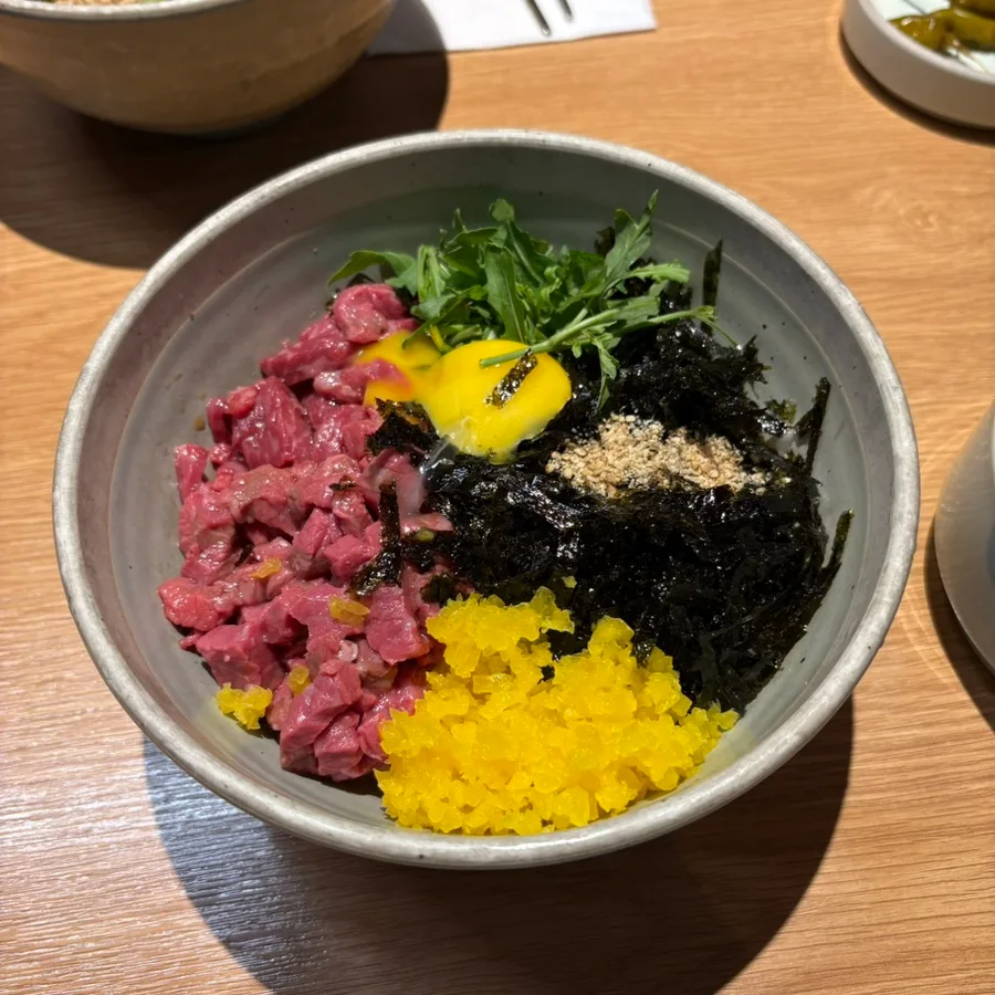 卵黄と海苔をのせたユッケの丼