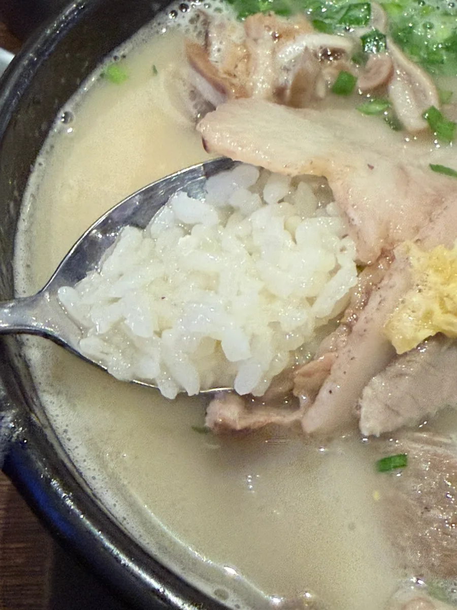 スプーンですくったクッパのご飯