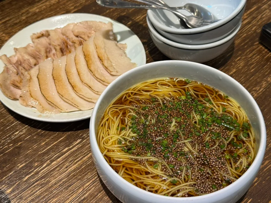 オムヨンベク・テジクッパ 海雲台店 — 茹で豚と醤油だれの麺