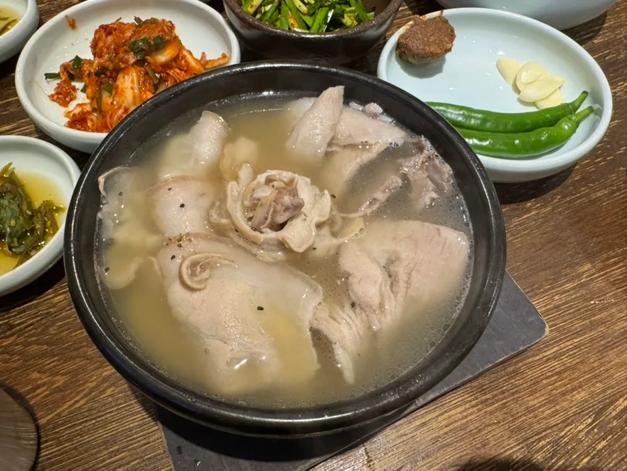 オムヨンベク・テジクッパ 海雲台店 — 豚肉が並ぶ澄んだスープのクッパ
