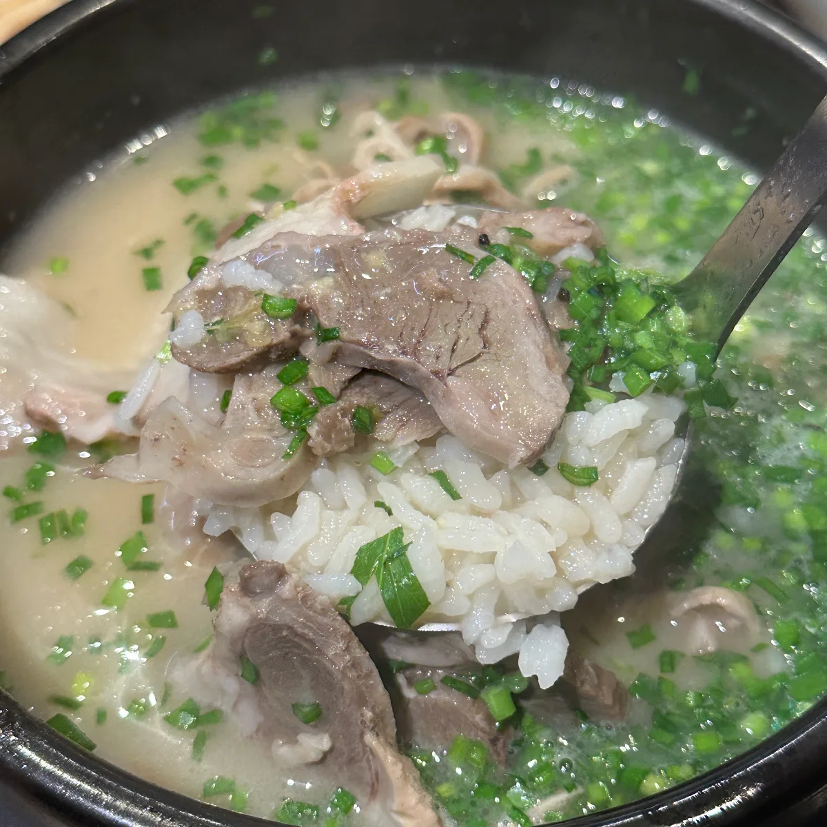 白濁スープの豚肉とご飯