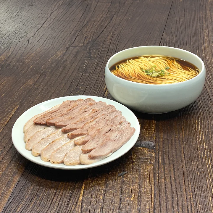 豚トロ・背肉の茹で豚と醤油だれの麺